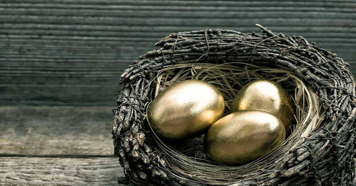 Найдите золотое яйцо. Золотое яйцо. Яйцо золото. Композиция с золотыми яйцами. Курица с золотыми яйцами.